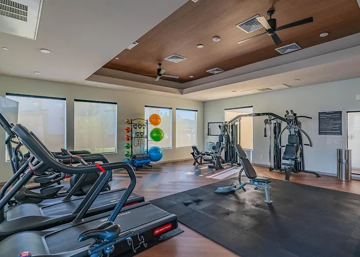 Steps From Stadium With Balcony Pool Gym Parking Wd * Glendale