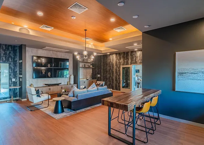 Steps From Stadium With Balcony Pool Gym Parking Wd Apartament Glendale
