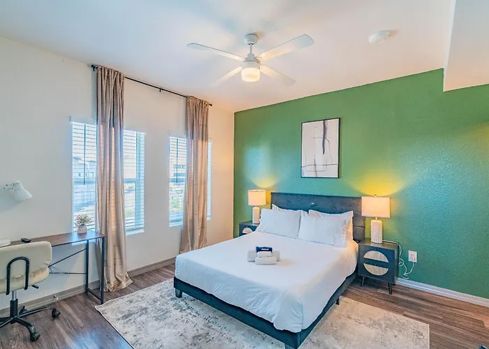Steps From Stadium With Balcony Pool Gym Parking Wd * Glendale
