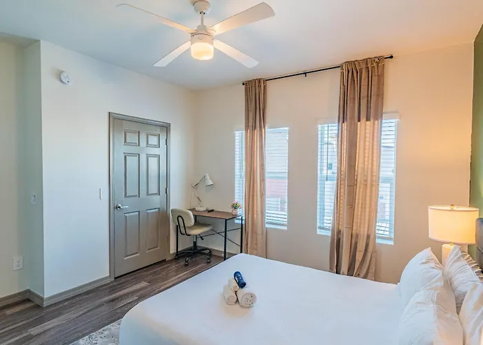 Steps From Stadium With Balcony Pool Gym Parking Wd Apartament Glendale
