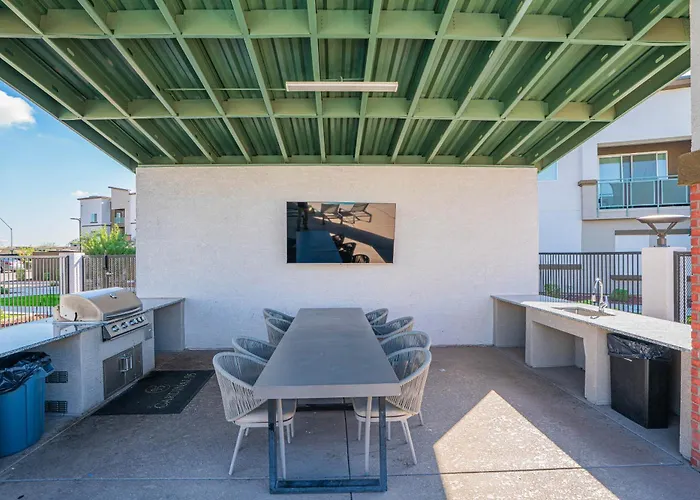 Steps From Stadium With Balcony Pool Gym Parking Wd Apartament Glendale